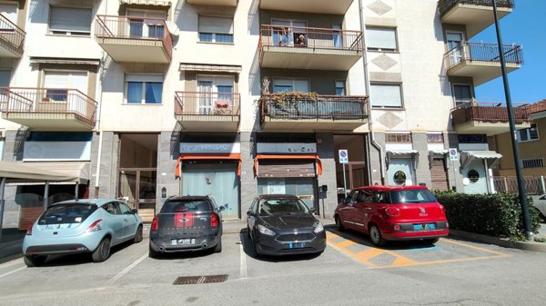 negozio in affitto a Beinasco