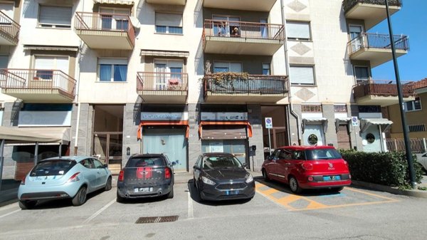 negozio in affitto a Beinasco