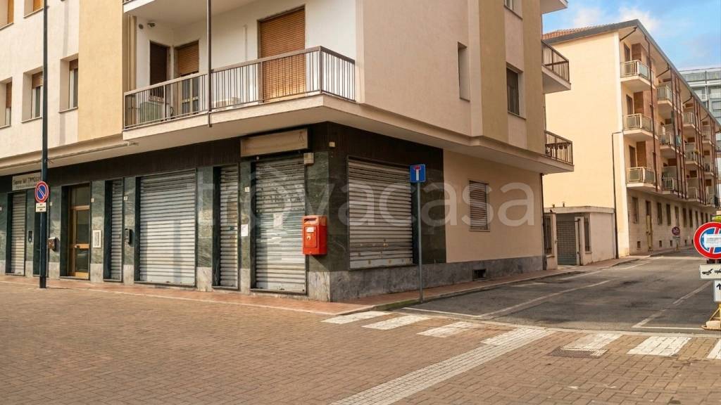 negozio in affitto a Beinasco in zona Borgaretto