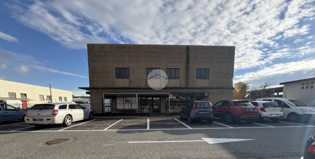 locale commerciale in affitto a Bollengo