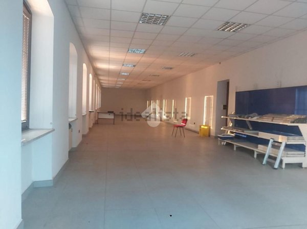 locale commerciale in affitto a Brandizzo