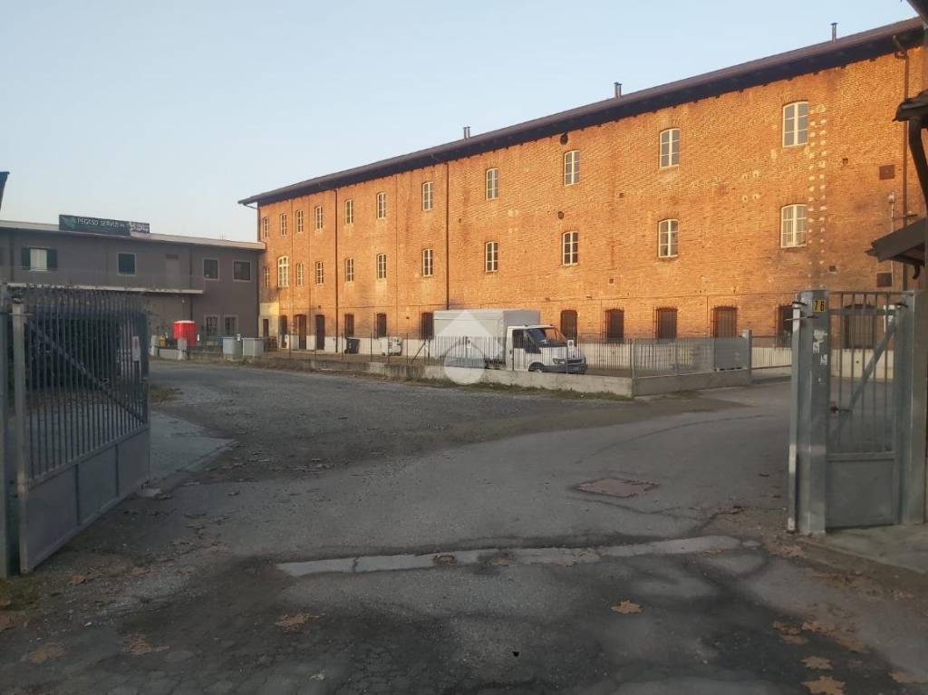 negozio in affitto a Brandizzo