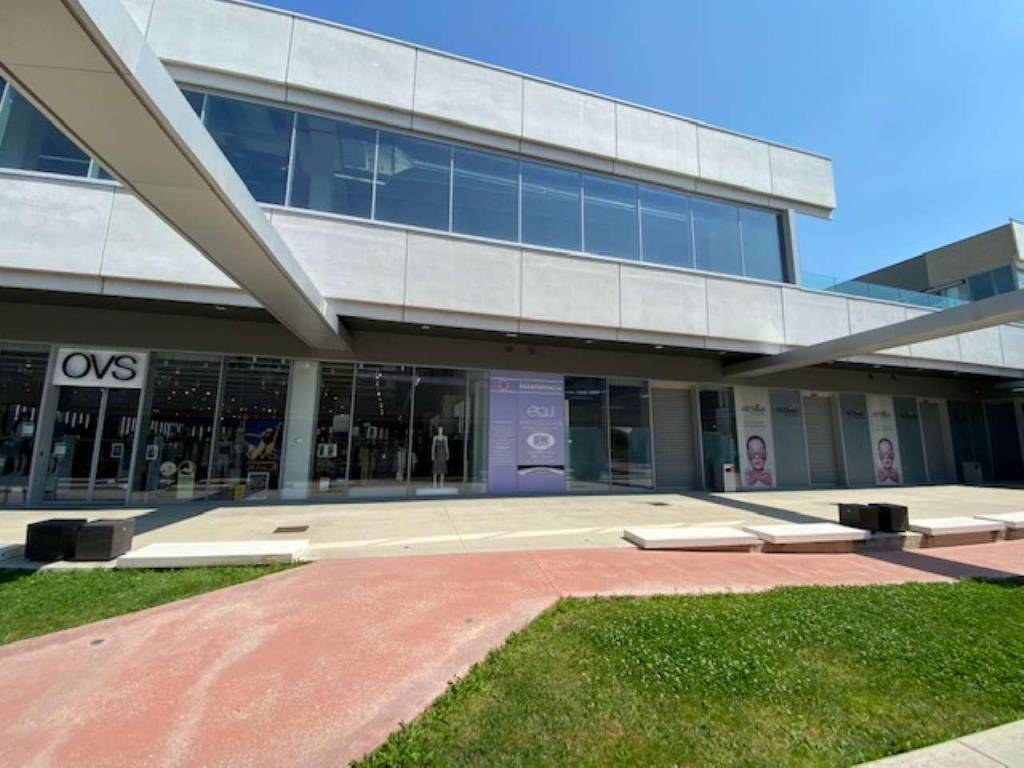 negozio in affitto a Cambiano