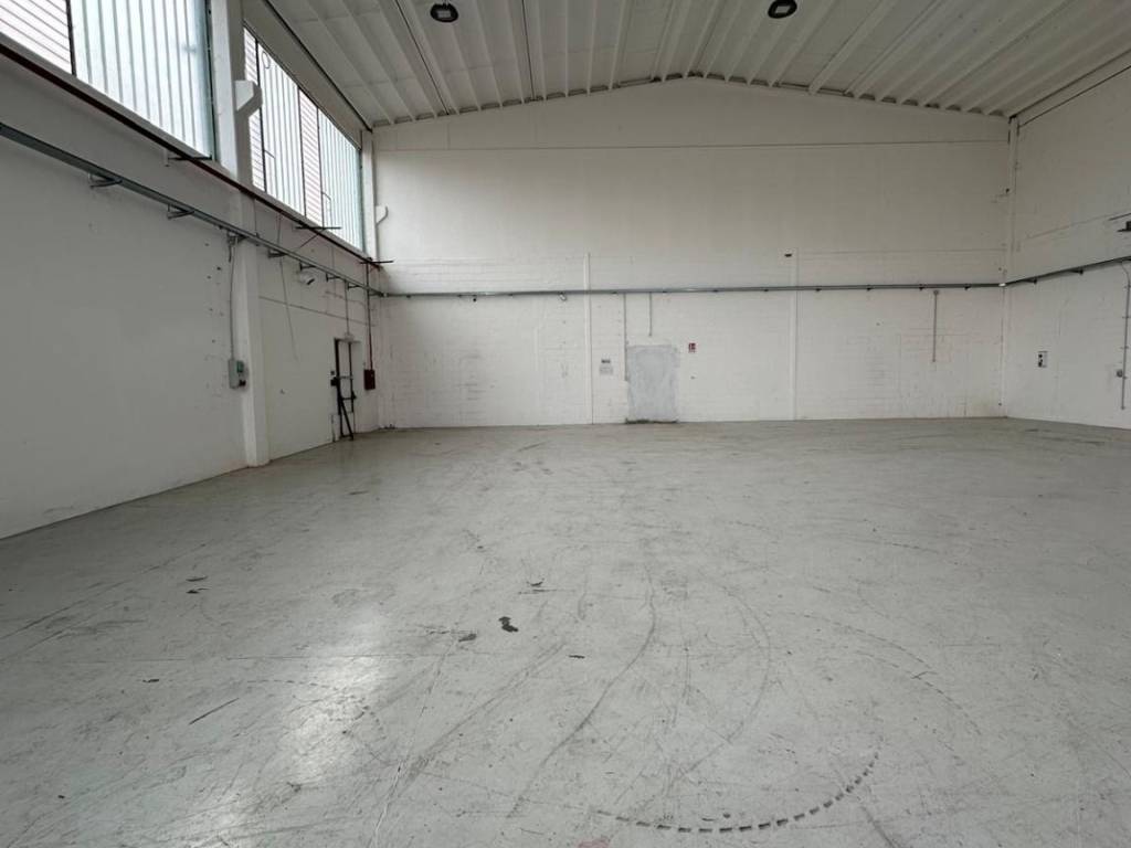 locale commerciale in affitto a Cambiano