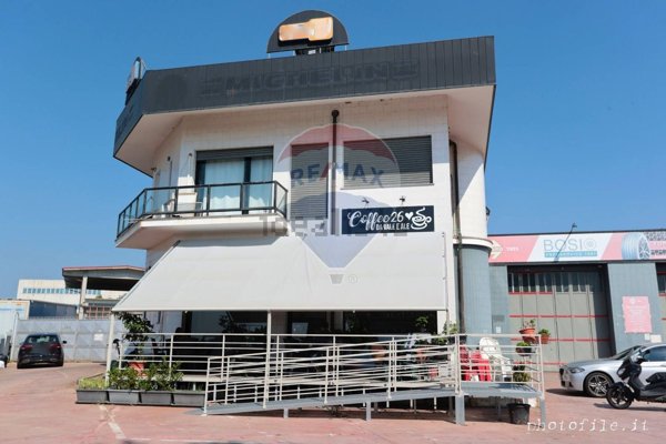 negozio in affitto a Cambiano