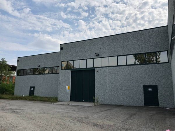 locale commerciale in affitto a Cambiano