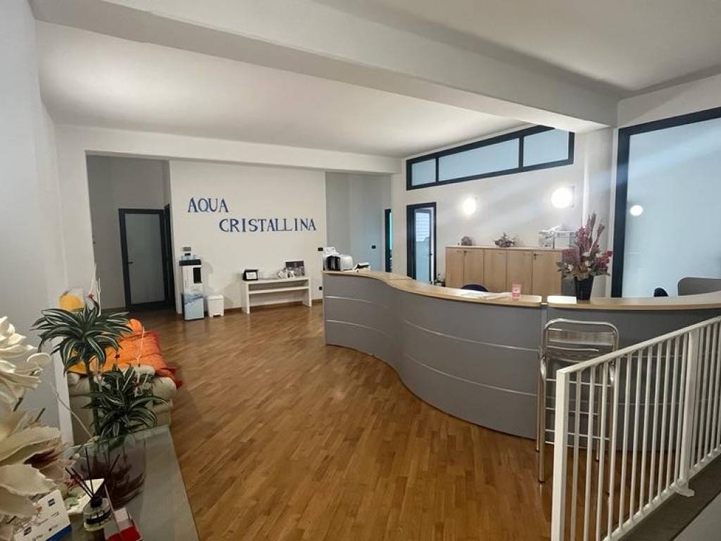 locale commerciale in affitto a Carignano