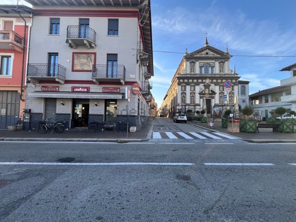 locale commerciale in affitto a Carignano