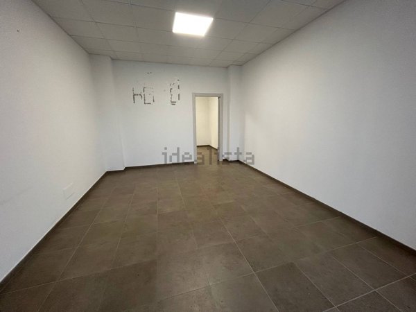 locale commerciale in affitto a Carignano