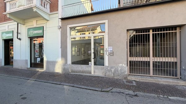 locale commerciale in affitto a Carignano