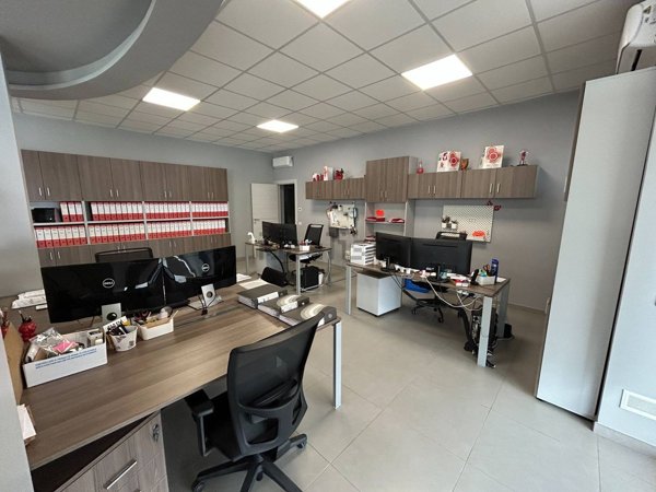 locale commerciale in affitto a Carignano
