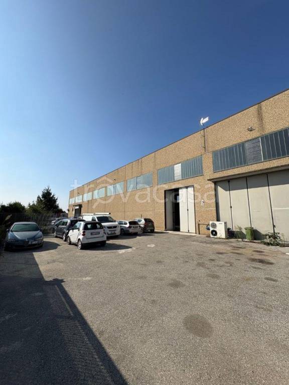 locale commerciale in affitto a Carmagnola