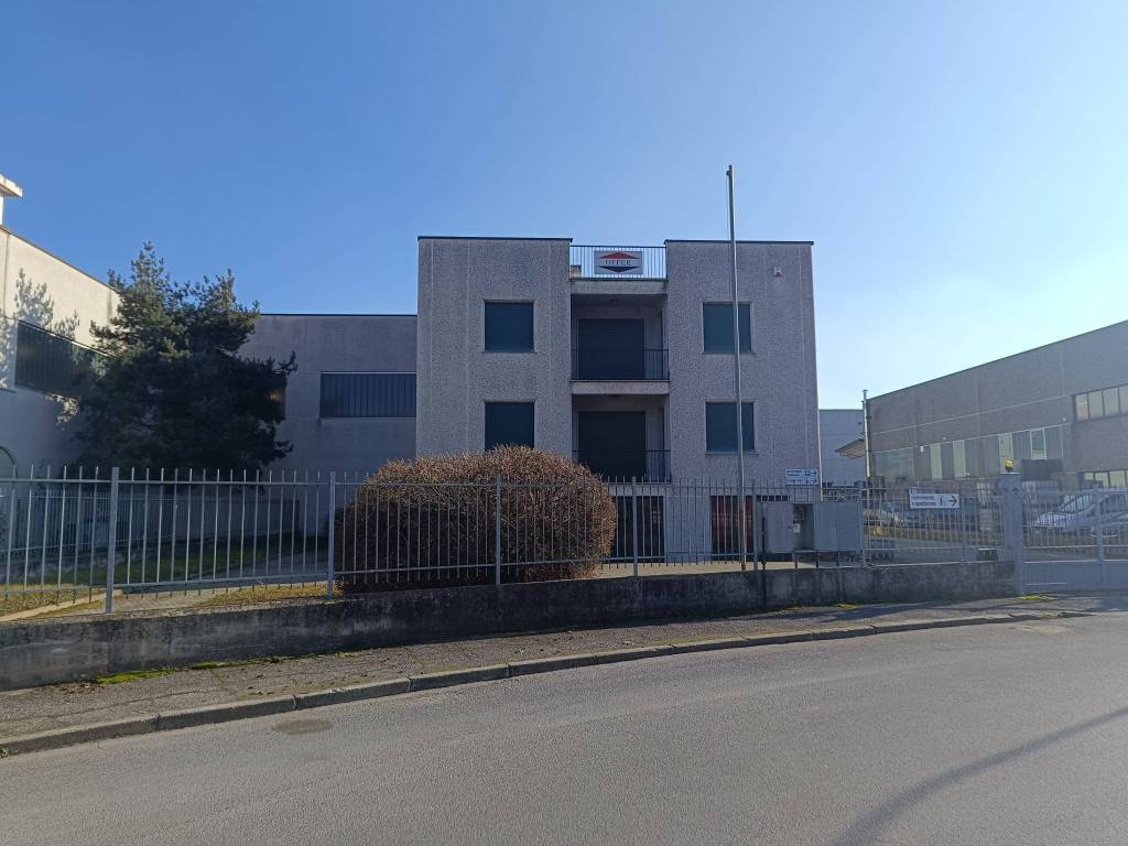 locale commerciale in affitto a Carmagnola