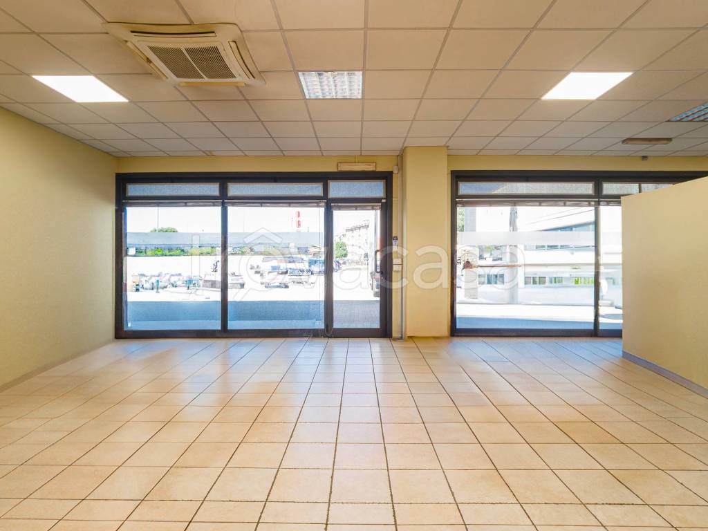 negozio in affitto a Caselle Torinese