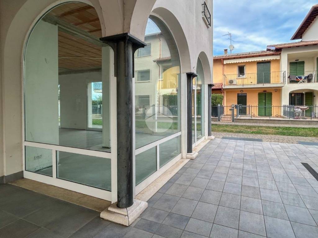 negozio in affitto ad Azzano Mella