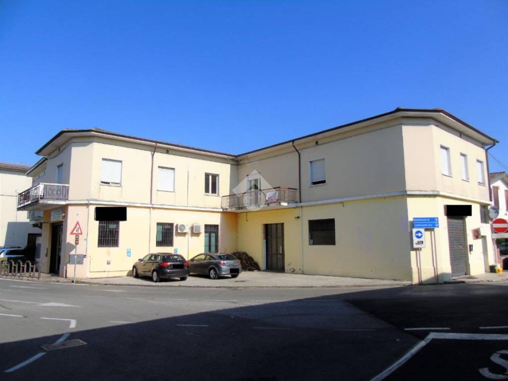 negozio in affitto ad Azzano Mella