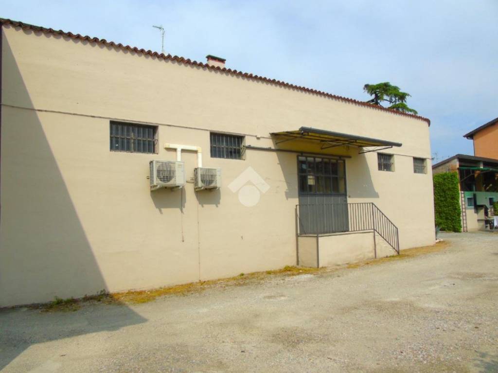 locale commerciale in affitto a Bagnolo Mella