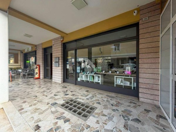 negozio in affitto a Bedizzole in zona Piazza
