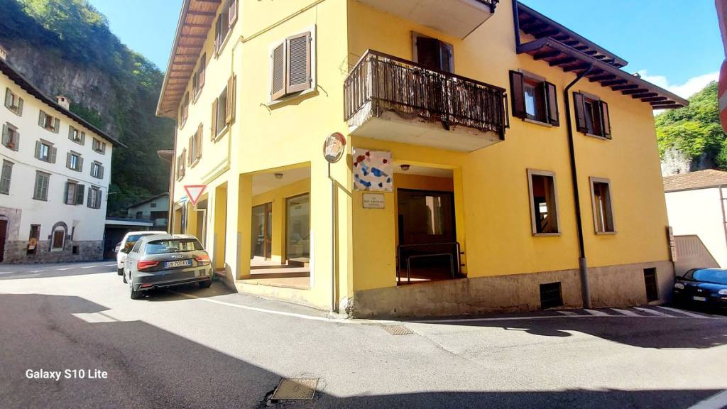negozio in affitto a Breno
