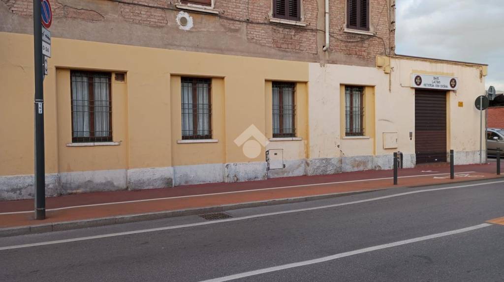 negozio in affitto a Brescia in zona Fiumicello