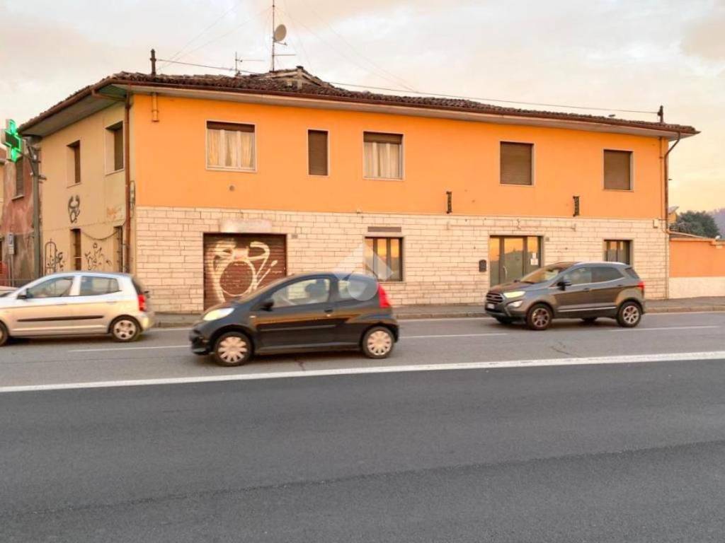 negozio in affitto a Brescia in zona Crocifissa di Rosa
