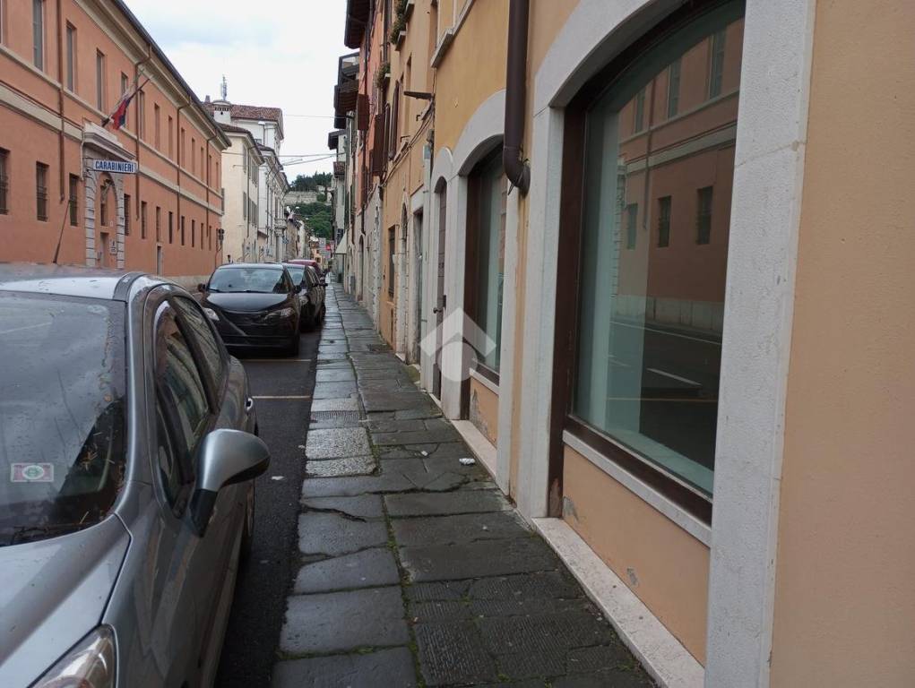 negozio in affitto a Brescia in zona Carmine