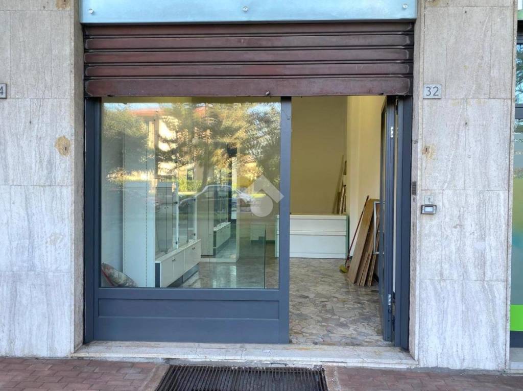 negozio in affitto a Brescia in zona Urago/Mella