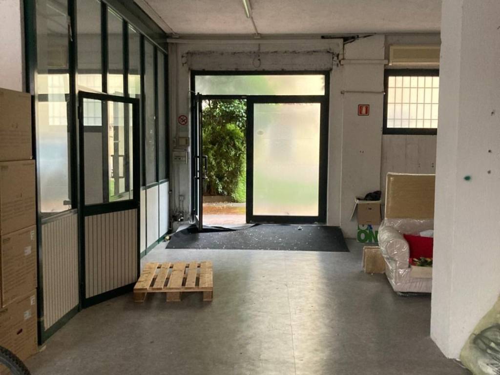 negozio in affitto a Brescia in zona Volta