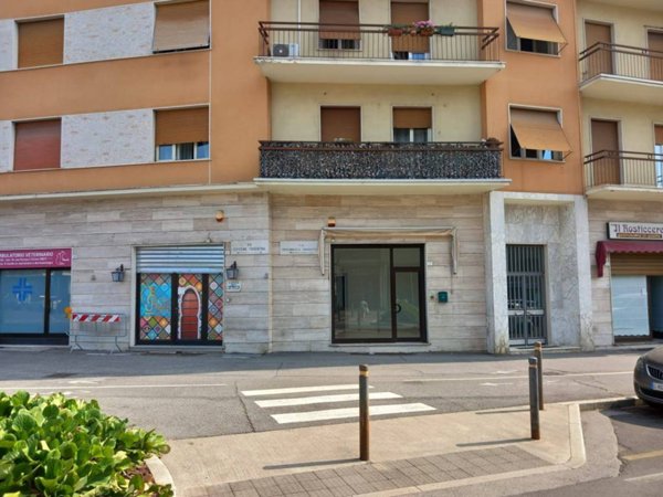 negozio in affitto a Brescia in zona Volta