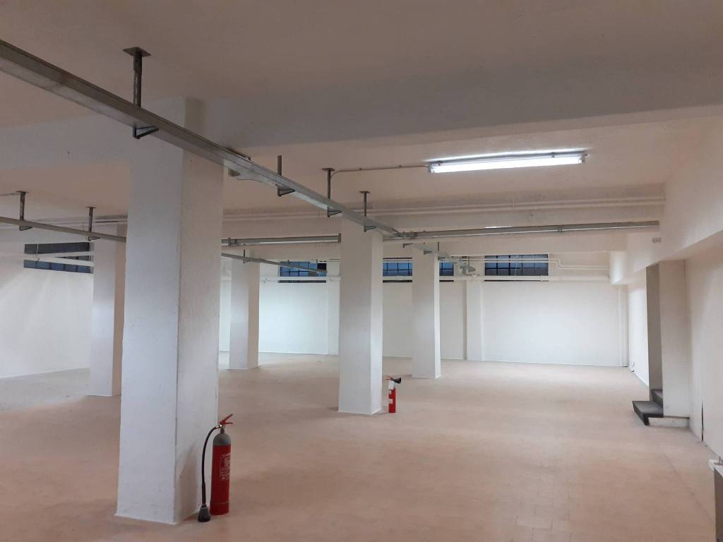 locale commerciale in affitto a Brescia in zona Villaggio Prealpino