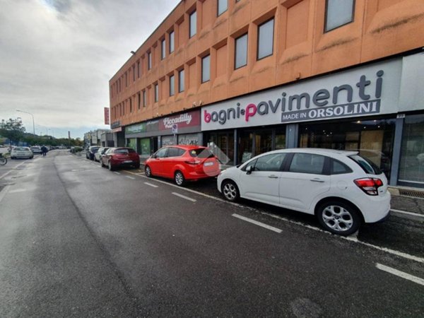 negozio in affitto a Brescia in zona Crocifissa di Rosa