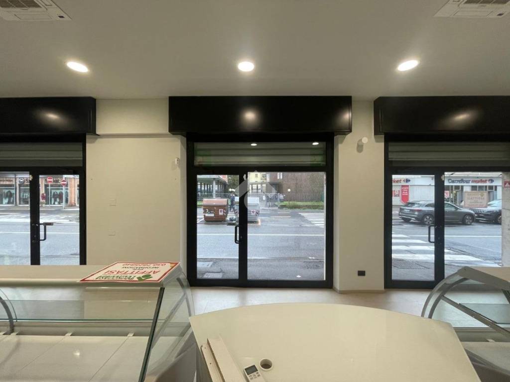 negozio in affitto a Brescia in zona Crocifissa di Rosa