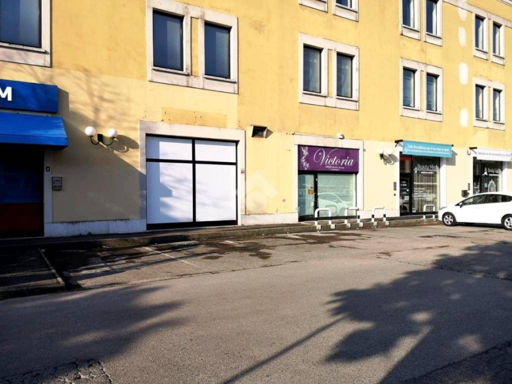 negozio in affitto a Brescia in zona Villaggio Prealpino