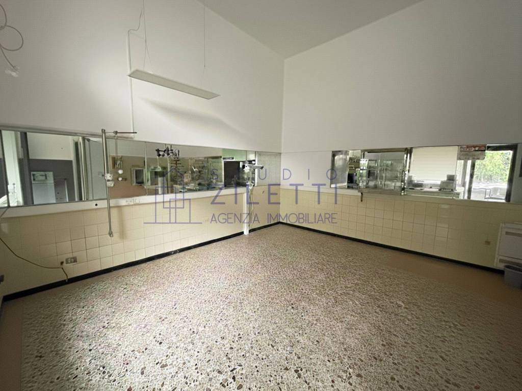 negozio in affitto a Brescia in zona Crocifissa di Rosa