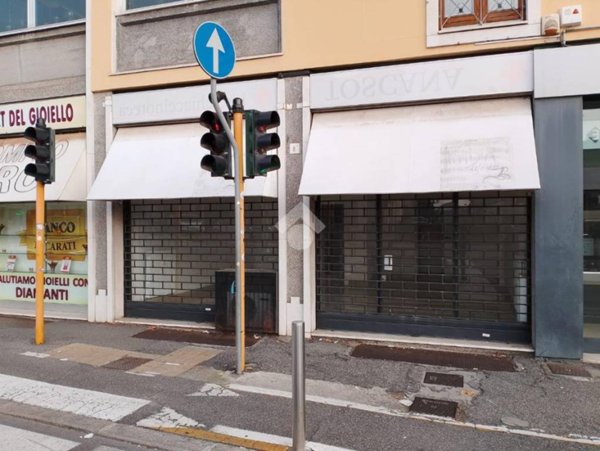 negozio in affitto a Brescia in zona Crocifissa di Rosa