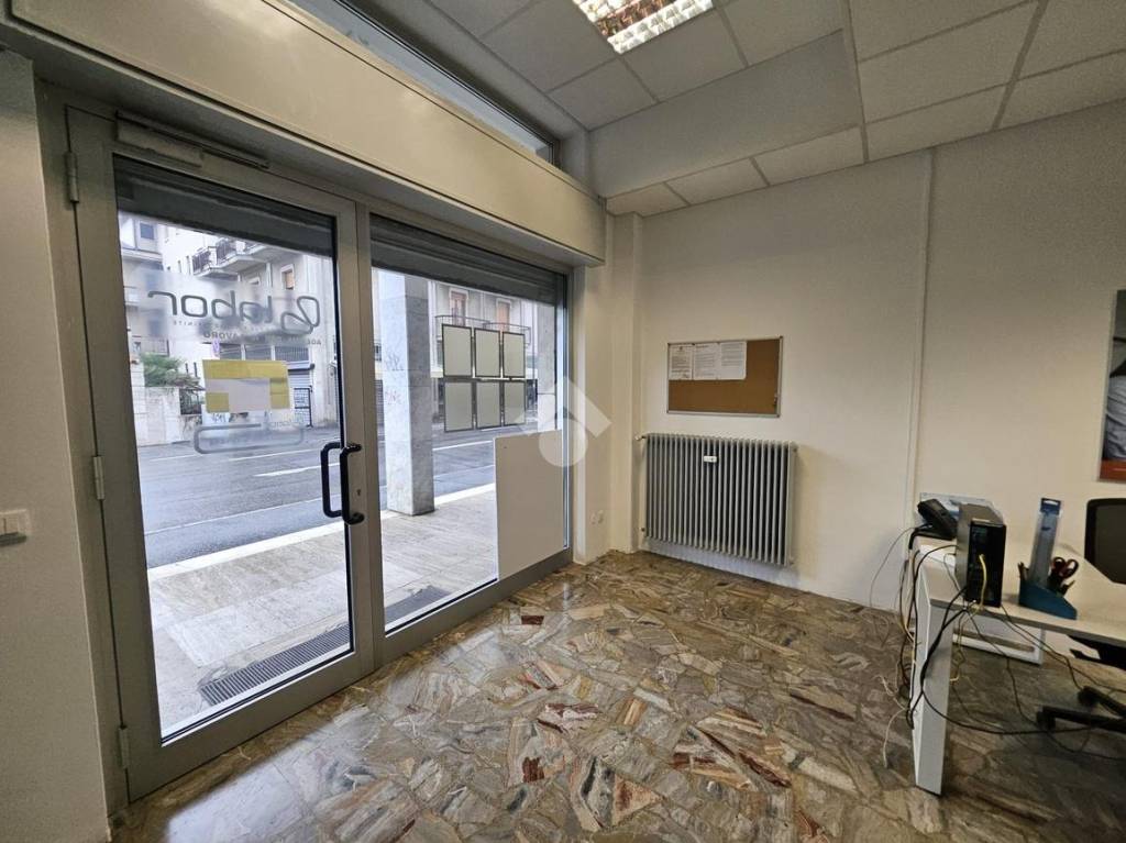 negozio in affitto a Brescia in zona Crocifissa di Rosa