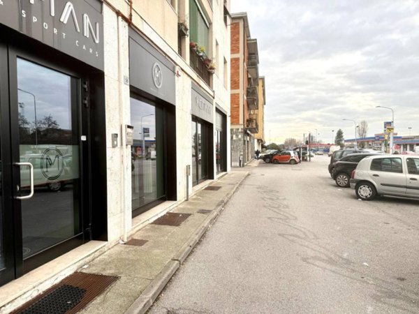 negozio in affitto a Brescia in zona Volta