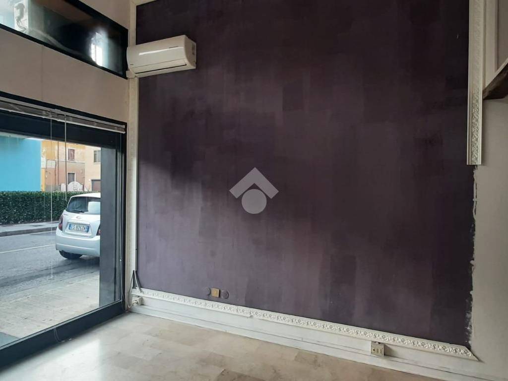 negozio in affitto a Brescia in zona Volta