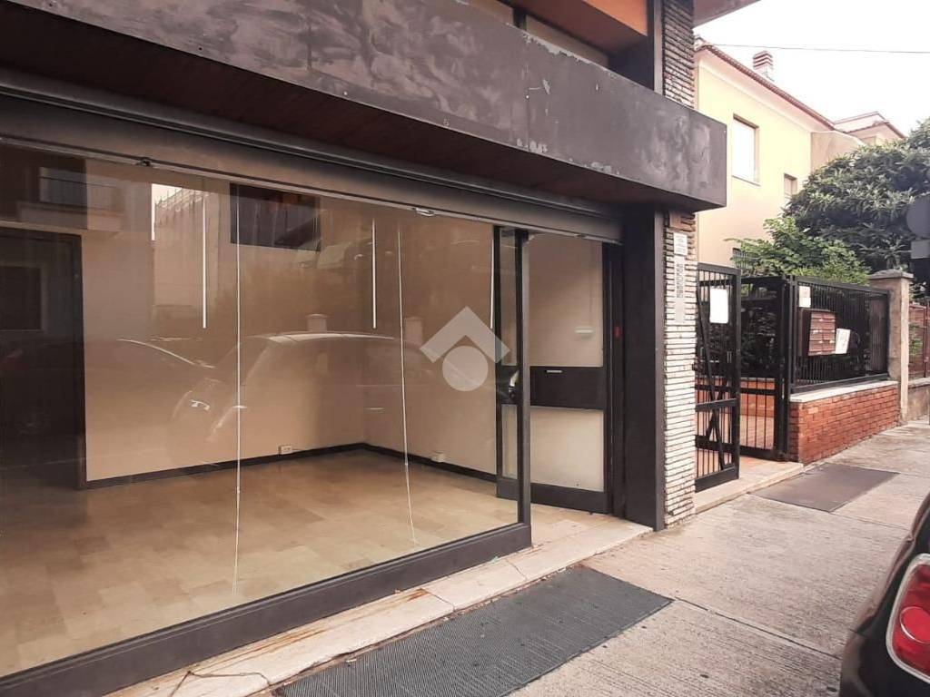 negozio in affitto a Brescia in zona Volta