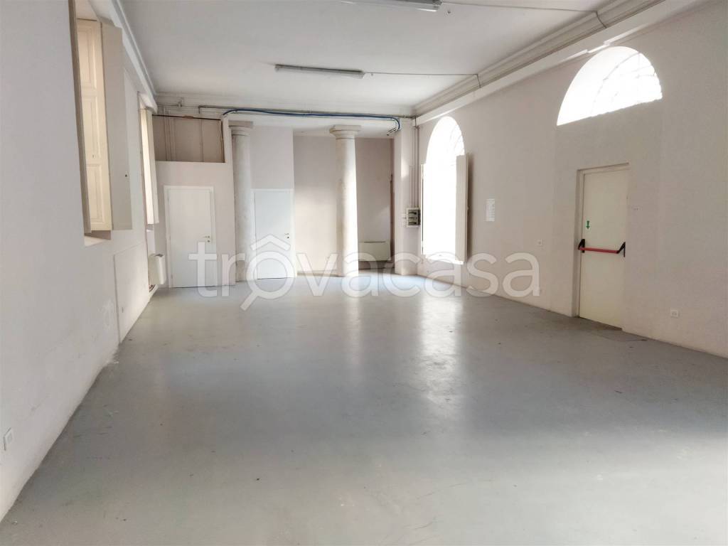 locale commerciale in affitto a Brescia