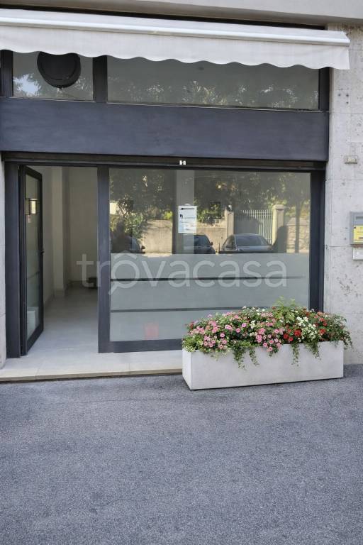 negozio in affitto a Brescia in zona Costalunga