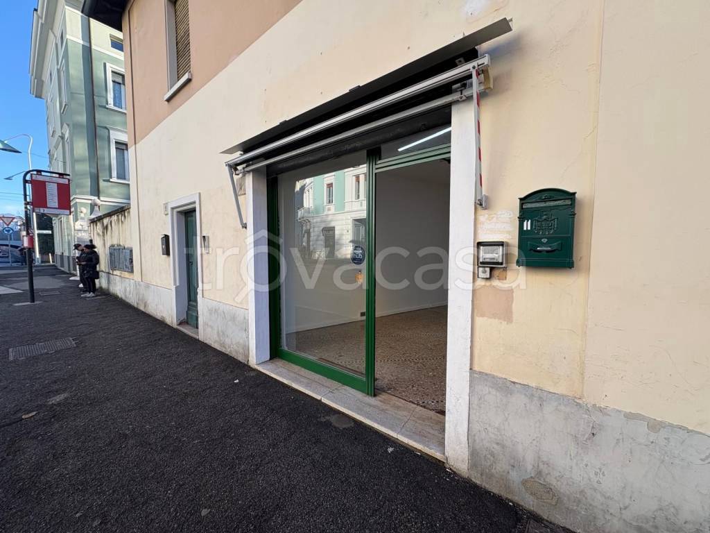 negozio in affitto a Brescia in zona Volta