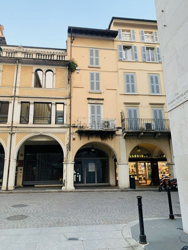 intera palazzina in affitto a Brescia