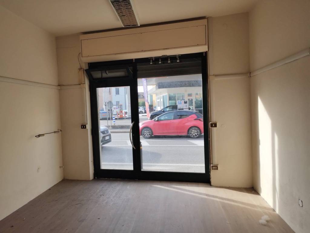 negozio in affitto a Brescia in zona Volta