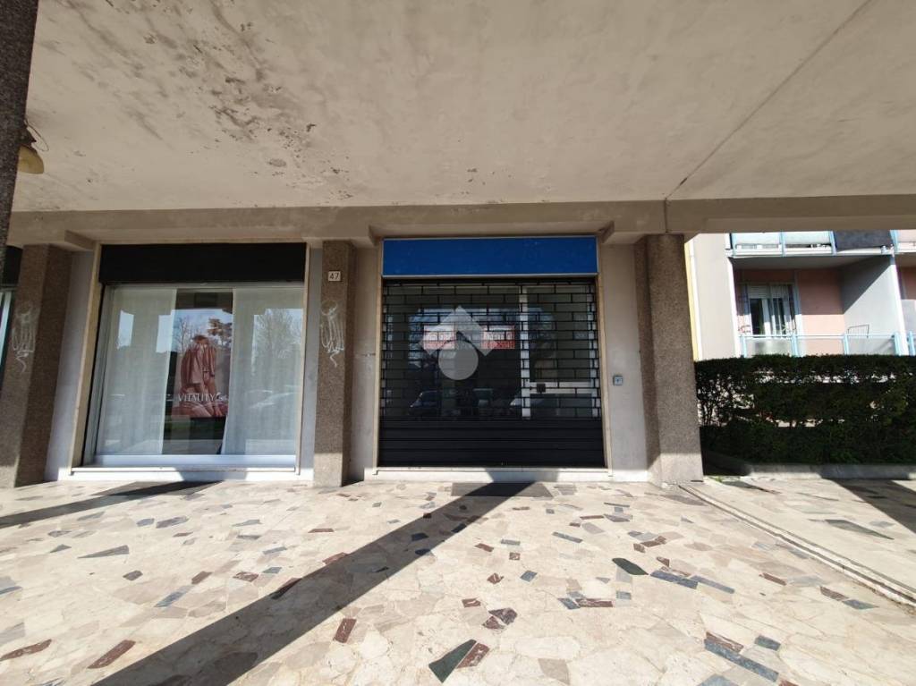 negozio in affitto a Brescia in zona Urago/Mella