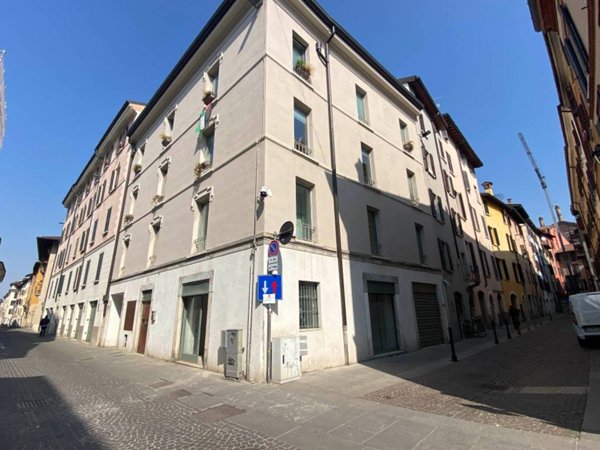 negozio in affitto a Brescia in zona Carmine