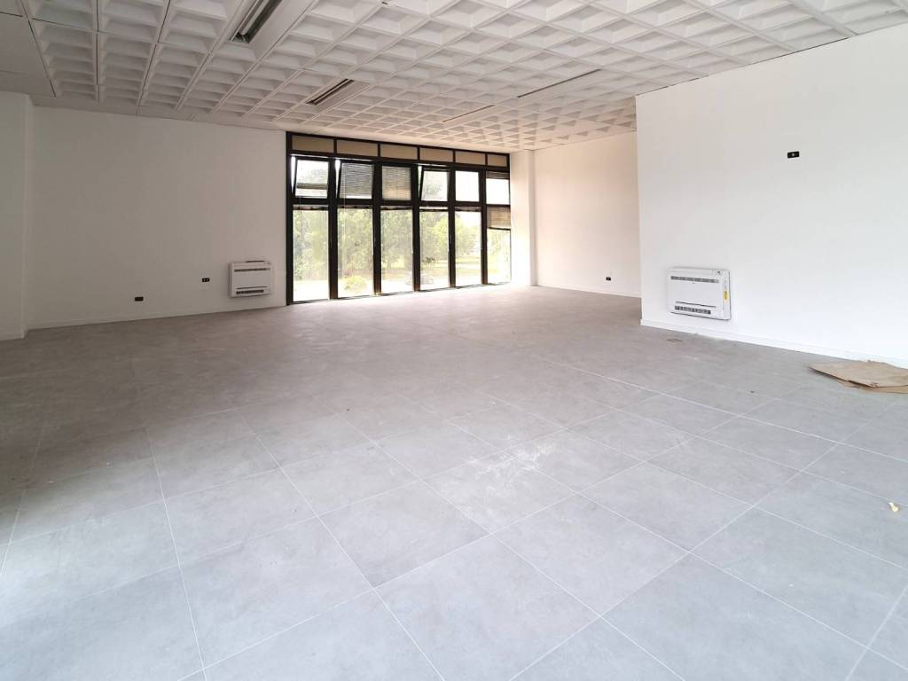 negozio in affitto a Brescia in zona Volta