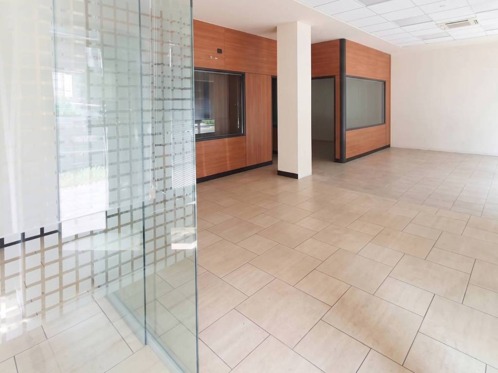 negozio in affitto a Brescia in zona Volta