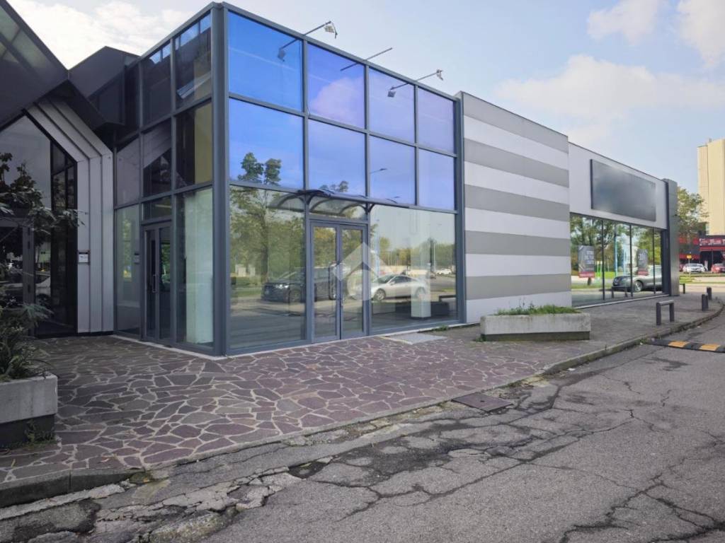 negozio in affitto a Brescia in zona Volta