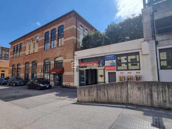 negozio in affitto a Brescia in zona Crocifissa di Rosa